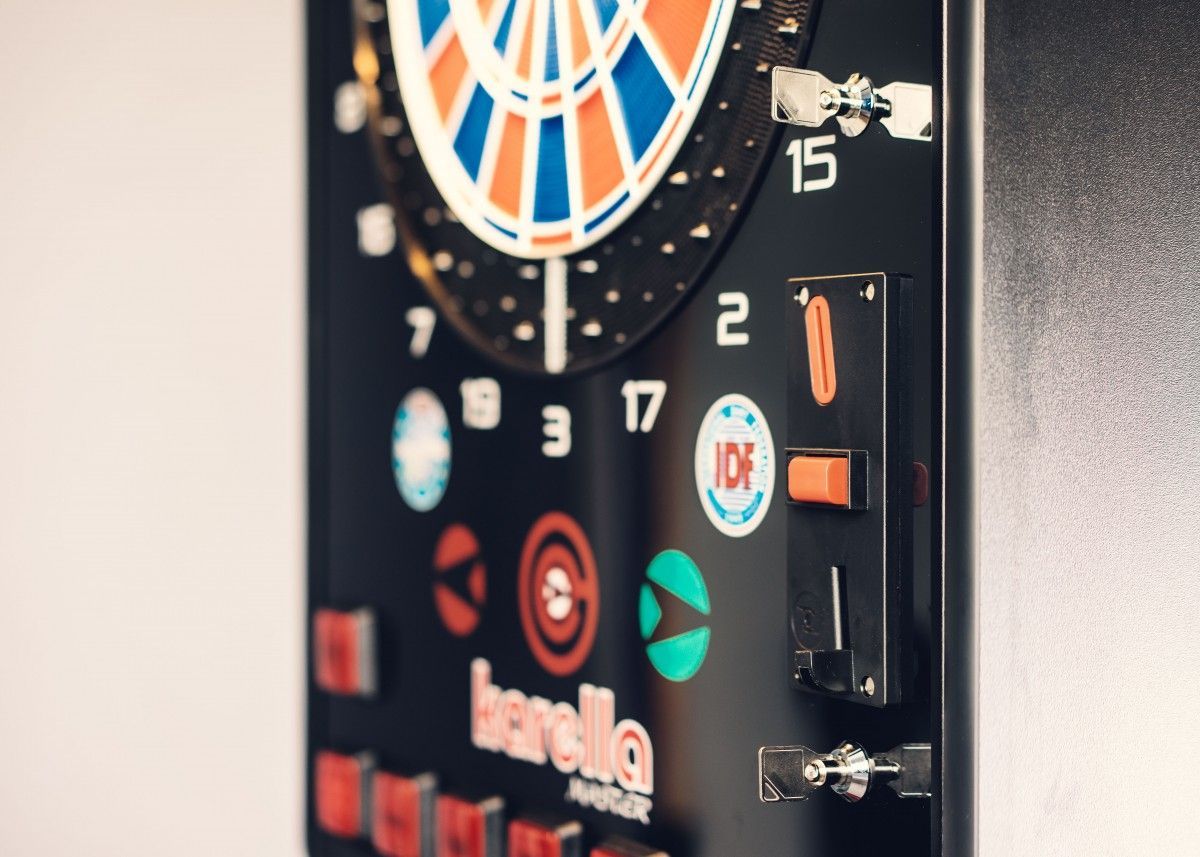 Machine à fléchettes électronique Karella E-MASTER – Modèle sur pied et mural E-Dartscheibe