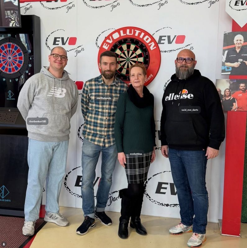 Bettina and Saki from Evolution Darts during the Dartfieber visit
