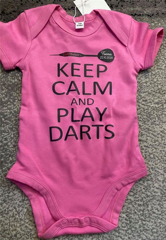 Kurzarm Baby Body mit Darts Aufdruck 3-6 Monate Geschenk zur Geburt Geschenk Shirts