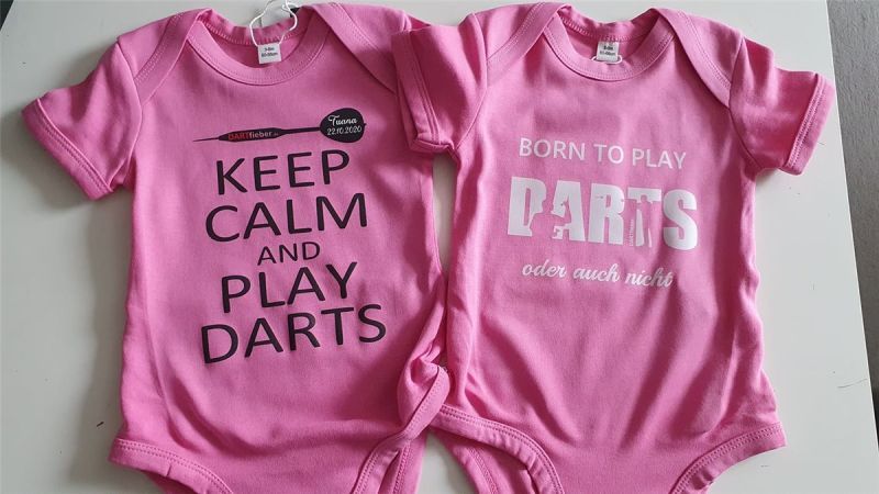 Kurzarm Baby Body mit Darts Aufdruck 3-6 Monate Geschenk zur Geburt Geschenk Shirts